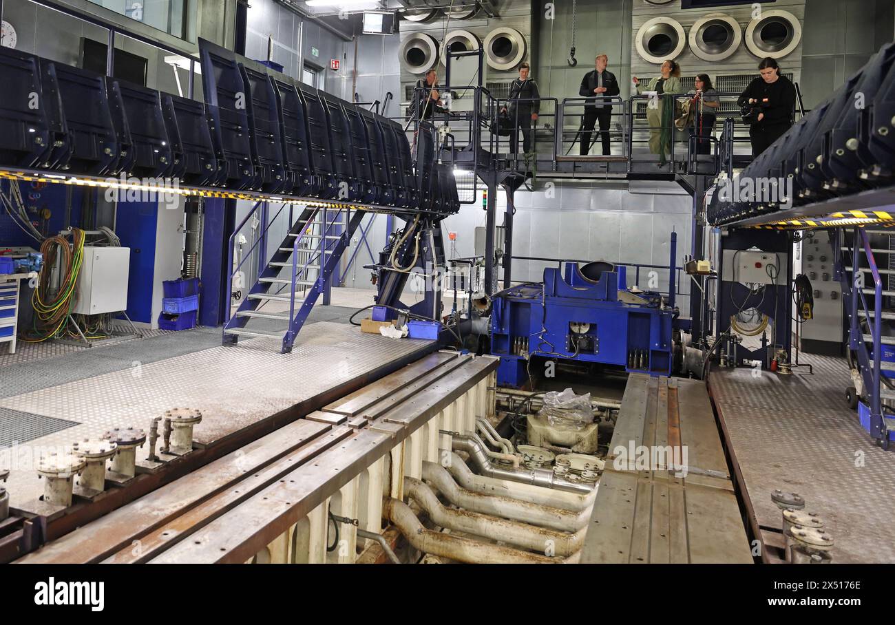 06 maggio 2024, Meclemburgo-Pomerania Occidentale, Warnemünde: In occasione di un evento stampa presso il nuovo Centro di applicazione dell'idrogeno dell'Istituto Fraunhofer per grandi strutture in produzione (IGP), viene presentato uno dei due banchi di prova per motori marini, cuore della struttura. Il centro di applicazione è situato nell'ex sito del produttore di motori marini Caterpillar e sarà inaugurato ufficialmente l'8 maggio 2024. Foto: Bernd Wüstneck/dpa Foto Stock