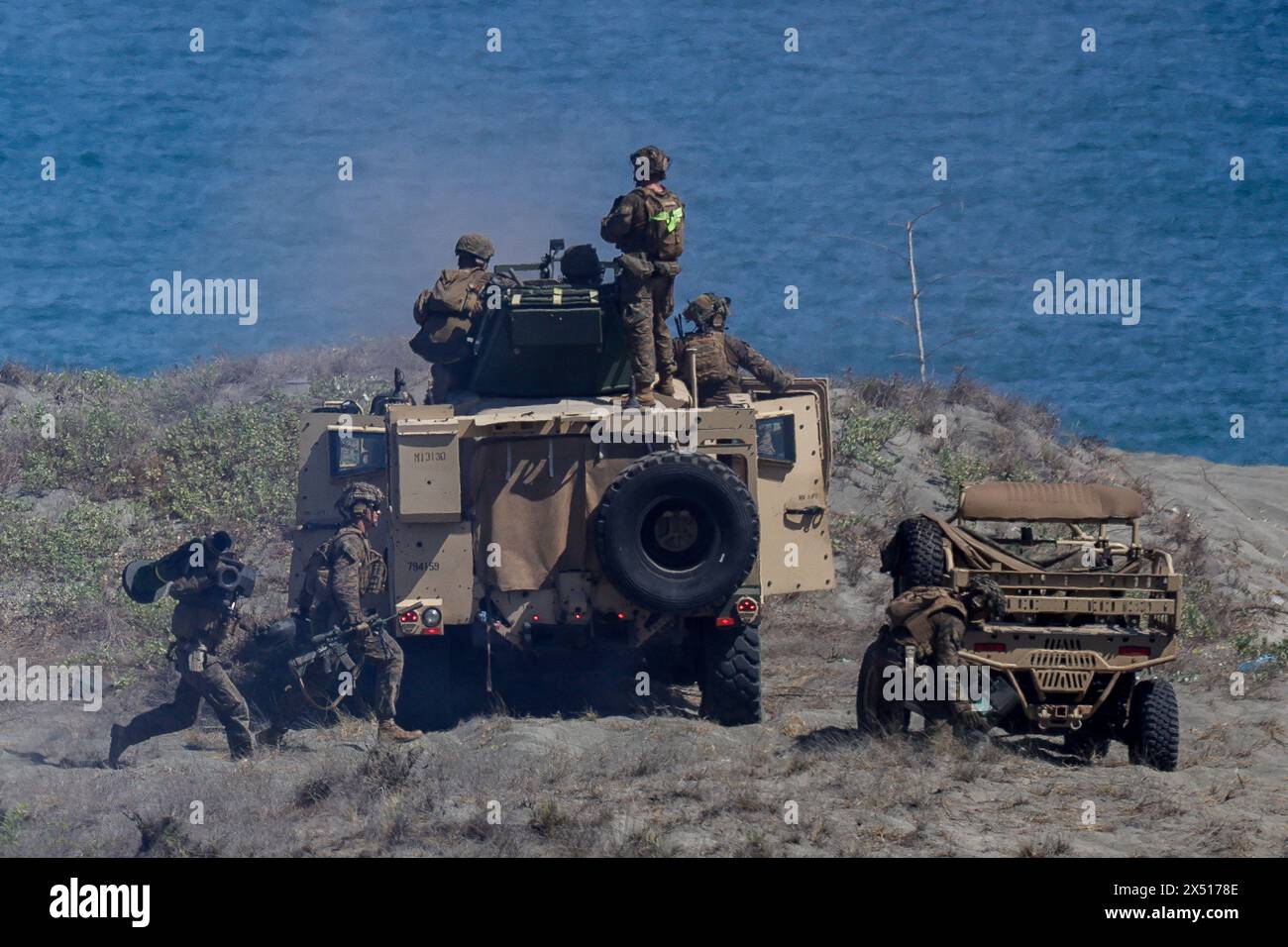 Laoag, Ilocos Norte, Filippine. 6 maggio 2024. I soldati americani sparano colpi di arma da fuoco durante un'esercitazione di atterraggio contro il fuoco vivo come parte dell'esercitazione Balikatan Stati Uniti-Filippine del 2024, tra le crescenti tensioni tra Manila e Pechino. Le esercitazioni, tra cui forze americane, francesi e filippine, giunsero in mezzo alla crescente presenza militare cinese nel Mar Cinese meridionale e vicino alle acque di Taiwan. (Credit Image: © Daniel Ceng Shou-Yi/ZUMA Press Wire) SOLO PER USO EDITORIALE! Non per USO commerciale! Foto Stock