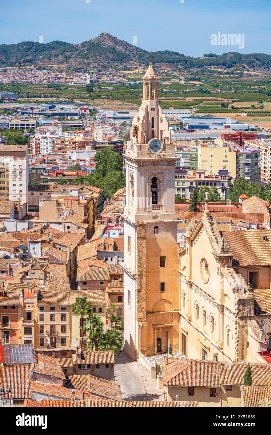 Veduta sopraelevata di Xàtiva con la Collegiata di Xàtiva, Comunità Valenciana, Spagna Foto Stock