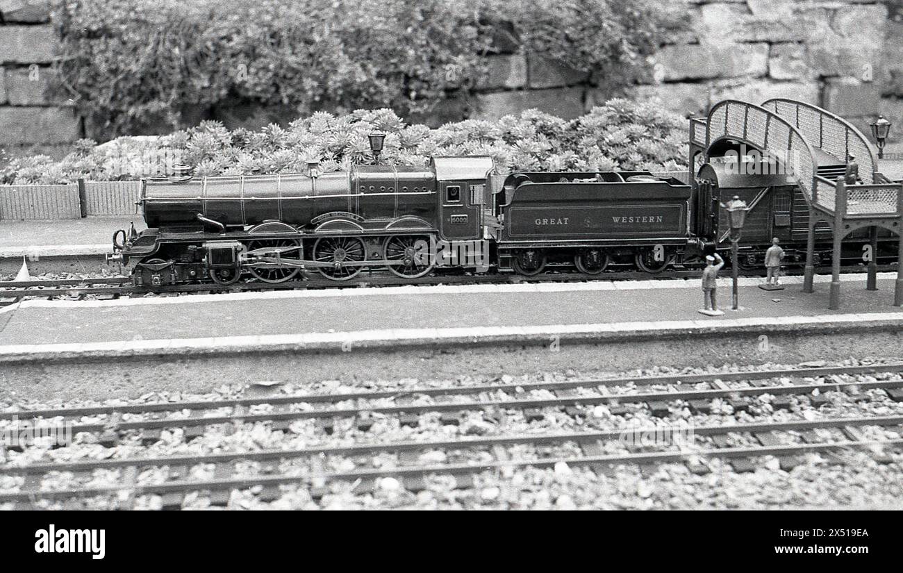 1950, storico, un modellino di treno su binario ferroviario, Re Giorgio V, il primo della classe di locomotive a vapore Great Western King. Foto Stock