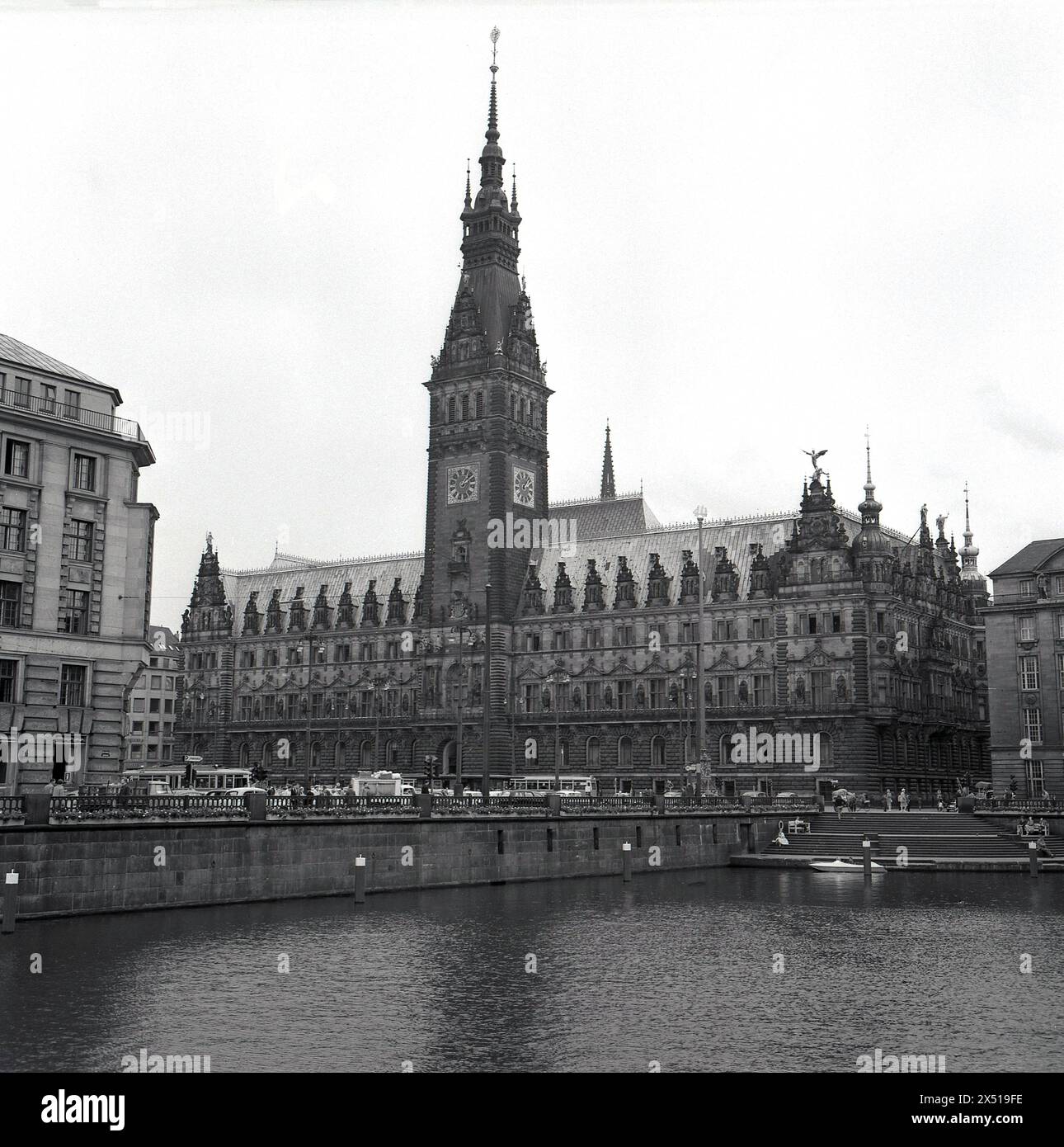 1950, Germania storica, post-bellica e una vista sul Rathaus o Municipio a Rathausmarkt, Amburgo. Costruito intorno al 1896 in stile architettonico neo-rinascimentale nell'era del Regno di Prussia, l'edificio è sede del governo locale di Amburgo e uno dei pochi edifici conservati nella città portuale. Con 647 camere, la sua torre con guglia, è alta 367 piedi e 436 gradini fino in cima. Foto Stock
