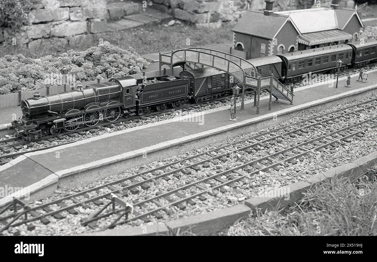 1950, storico, un modellino di treno su binario ferroviario, Re Giorgio V, il primo della classe di locomotive a vapore Great Western King. Foto Stock