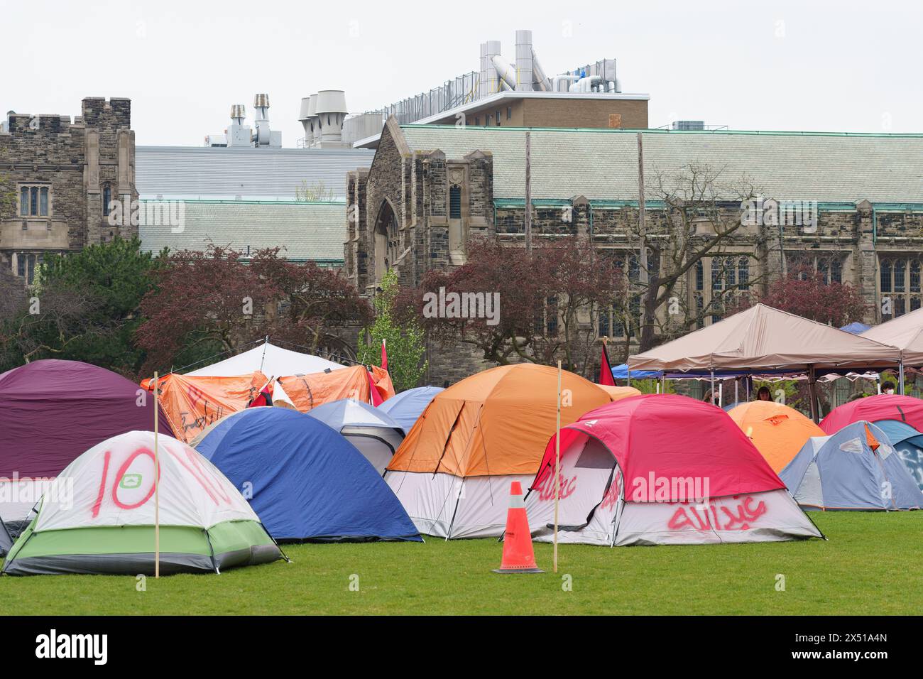 Protesta dell'accampamento a sostegno della causa palestinese durante il conflitto israelo-Hamas a Toronto, Canada - 5 maggio 2024 Foto Stock