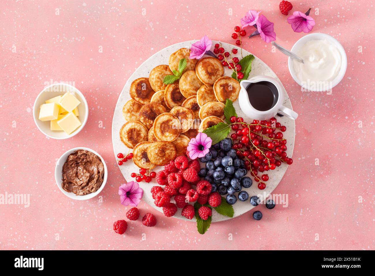 mini piatto americano con frutti di bosco e sciroppo d'acero Foto Stock