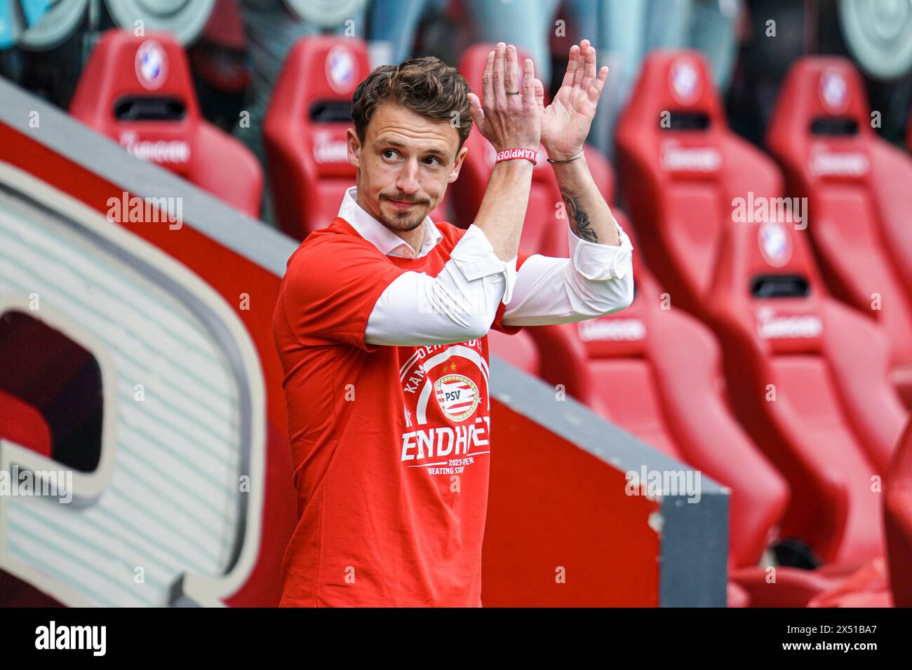 Eindhoven, Paesi Bassi. 6 maggio 2024. EINDHOVEN, PAESI BASSI - 6 MAGGIO: Olivier Boscagli di PSV ringrazia i fan durante le celebrazioni del titolo PSV Eindhoven al Philips Stadion il 6 maggio 2024 a Eindhoven, Paesi Bassi. (Foto di Joris Verwijst/Orange Pictures) credito: Orange Pics BV/Alamy Live News Foto Stock