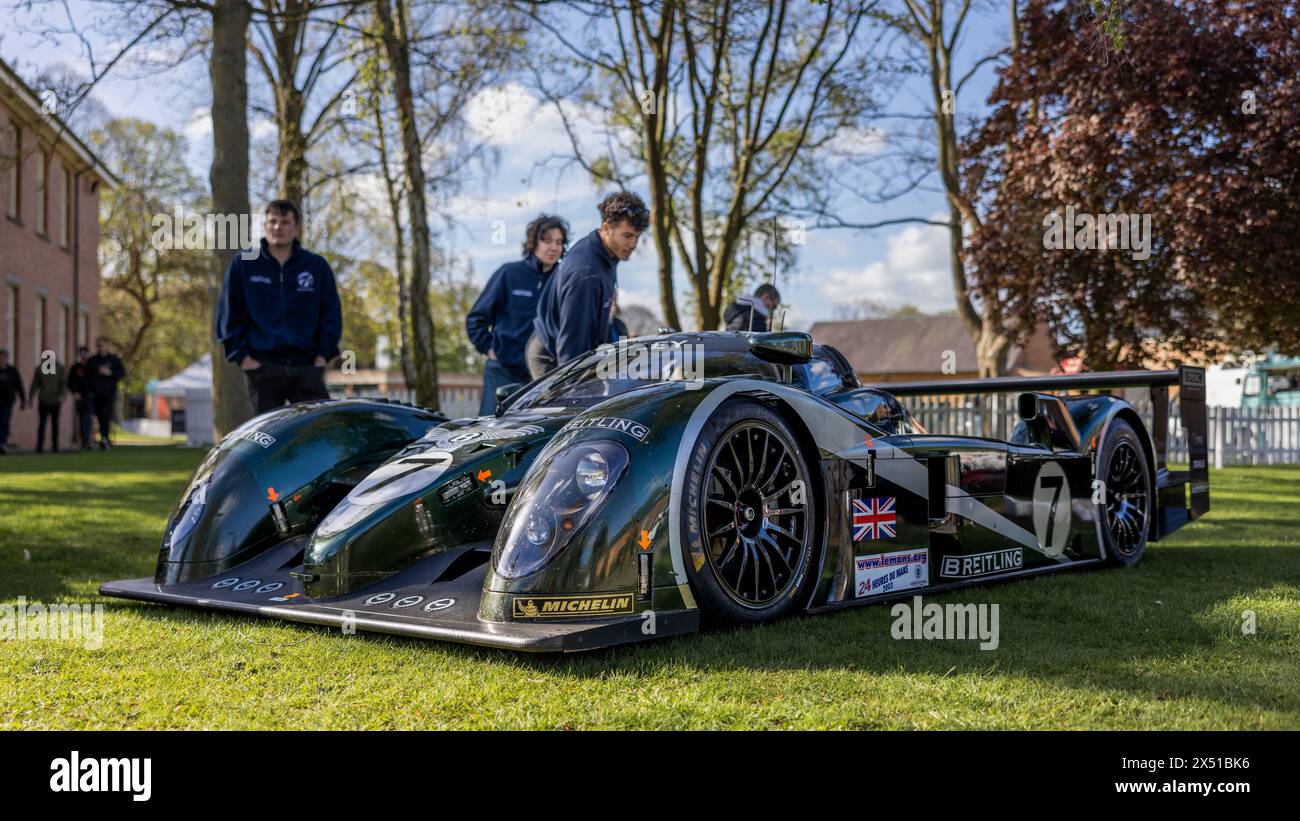 2003 Bentley Speed 8, in mostra allo Scramble di aprile tenutosi al Bicester Heritage Centre il 21 aprile 2024. Foto Stock