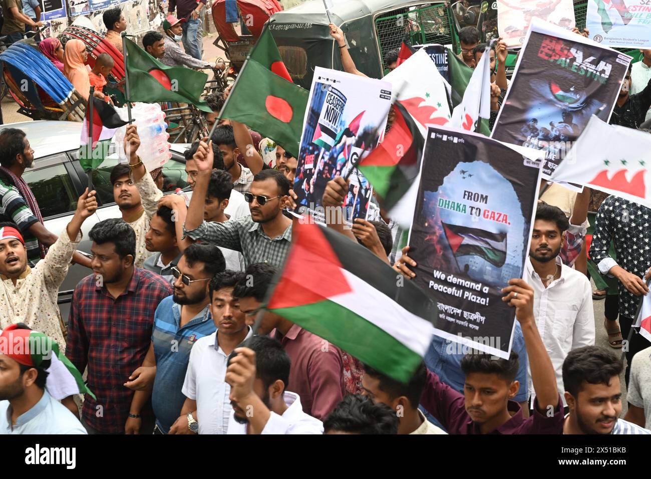 Dacca, Bangladesh, il 6 maggio 2024. Centinaia di studenti dell'Università di Dacca stanno manifestando, chiedendo una Palestina libera in mezzo al conflitto in corso tra Israele e il gruppo islamista palestinese Hamas, a Dacca, Bangladesh, il 6 maggio 2024. Crediti: Mamunur Rashid/Alamy Live News Foto Stock