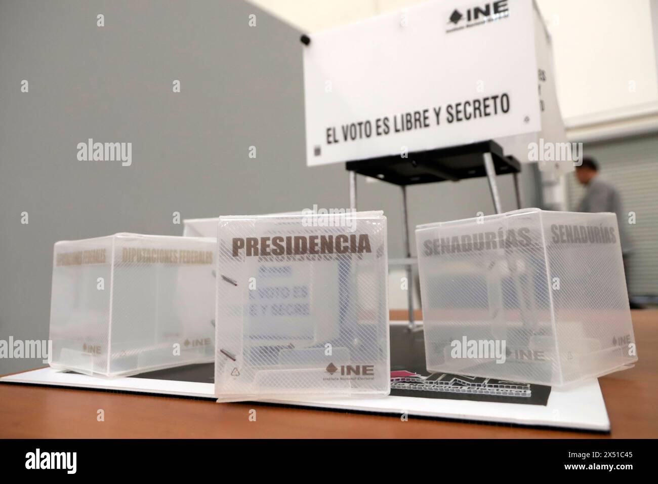 Non esclusiva: Schede elettorali viste durante un tour per mostrare i pacchetti elettorali che saranno utilizzati per le elezioni del Messico del 2024 il 2 giugno Foto Stock