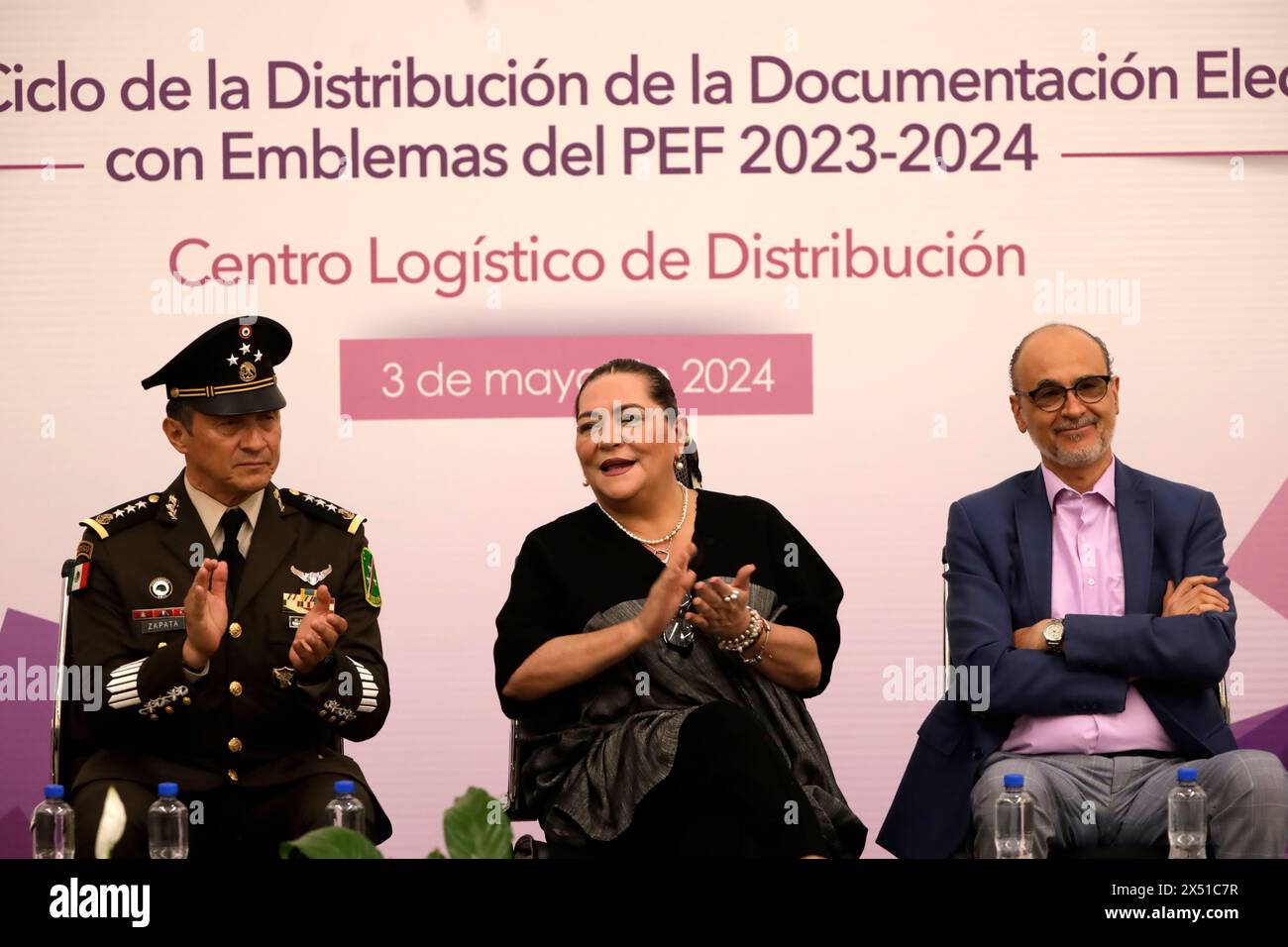 Non esclusiva: Schede elettorali viste durante un tour per mostrare i pacchetti elettorali che saranno utilizzati per le elezioni del Messico del 2024 il 2 giugno Foto Stock