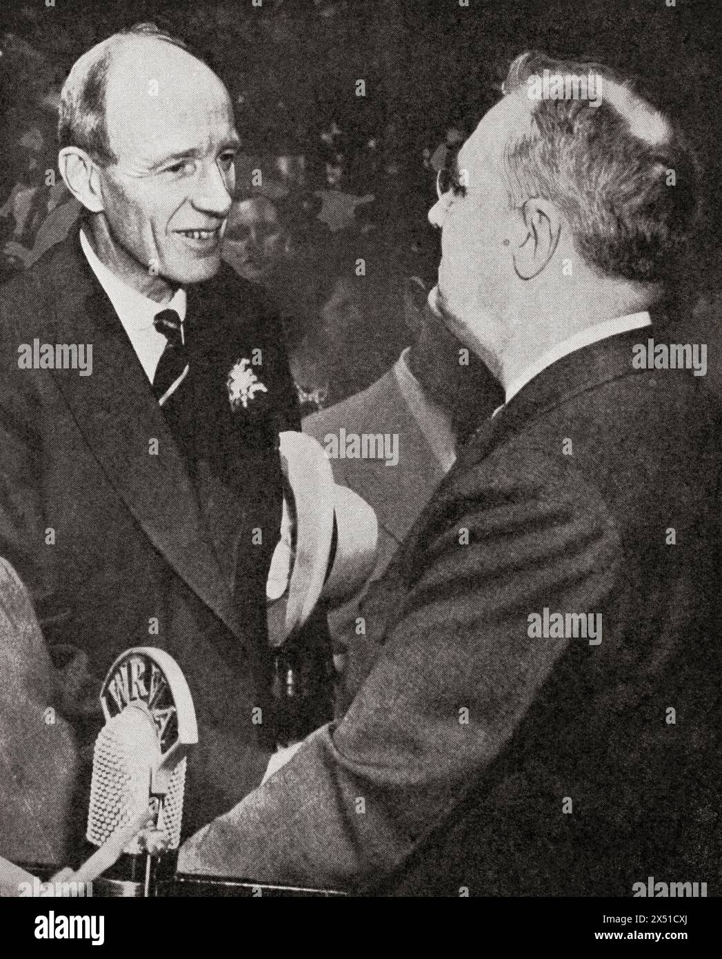L'incontro a Chesapeake Bay nel 1941 del neo-nominato ambasciatore britannico negli Stati Uniti, Lord Halifax e il presidente Roosevelt. Edward Frederick Lindley Wood, i conte di Halifax, 1881 – 1959, noto anche come Lord Irwin dal 1925 al 1934 e visconte Halifax dal 1934 al 1944. Politico conservatore britannico degli anni '1930 Franklin Delano Roosevelt, 1882 – 1945, alias con le sue iniziali FDR. Statista americano, politico e 32° presidente degli Stati Uniti. Da The War in Pictures, secondo anno. Foto Stock