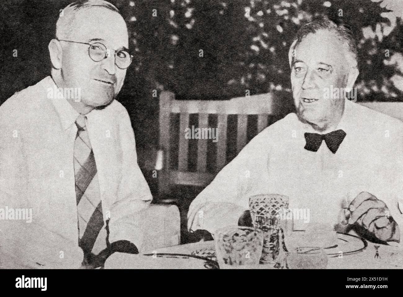 Una delle ultime fotografie del presidente Roosevelt, giusto, e del suo successore, il vicepresidente Truman, 1945 anni. Harry S. Truman, 1884 – 1972. 33° presidente degli Stati Uniti. Franklin Delano Roosevelt, 1882–1945, comunemente noto con le sue iniziali FDR. Statista americano, politico e 32° presidente degli Stati Uniti. Da The War in Pictures, sesto anno. Foto Stock