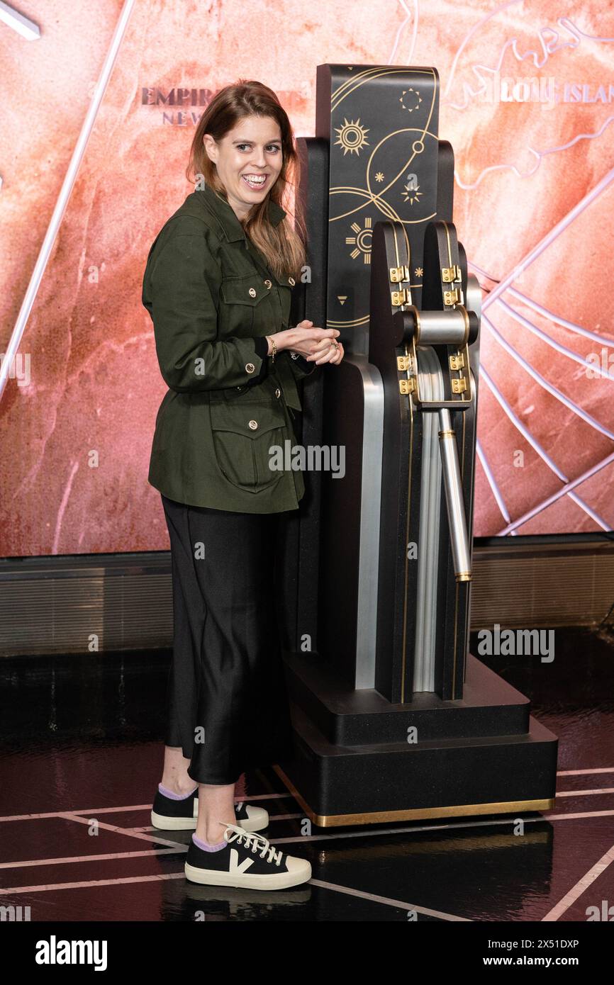 New York, Stati Uniti. 6 maggio 2024. Sua altezza reale la Principessa Beatrice di York illumina l'Empire State Building a New York il 6 maggio 2024 in collaborazione con Outward Bound per raccogliere fondi per il programma educativo. (Foto di Lev Radin/Sipa USA) credito: SIPA USA/Alamy Live News Foto Stock