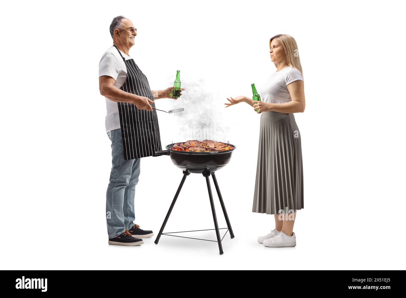 Uomo maturo che prepara barbecue e parla con una giovane donna che tiene la birra isolata su sfondo bianco Foto Stock