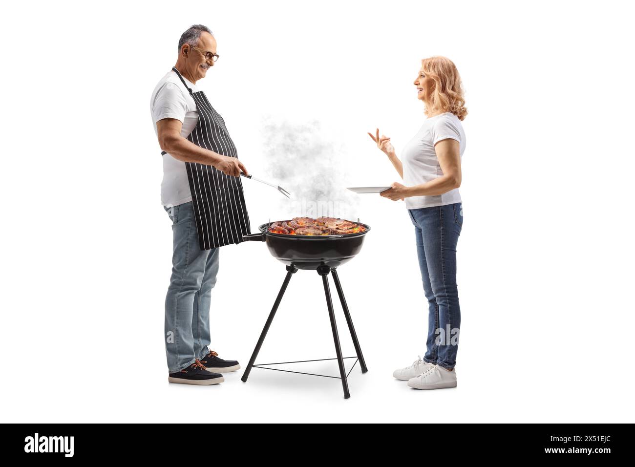 Donna che parla con un uomo che fa un barbecue isolato su sfondo bianco Foto Stock