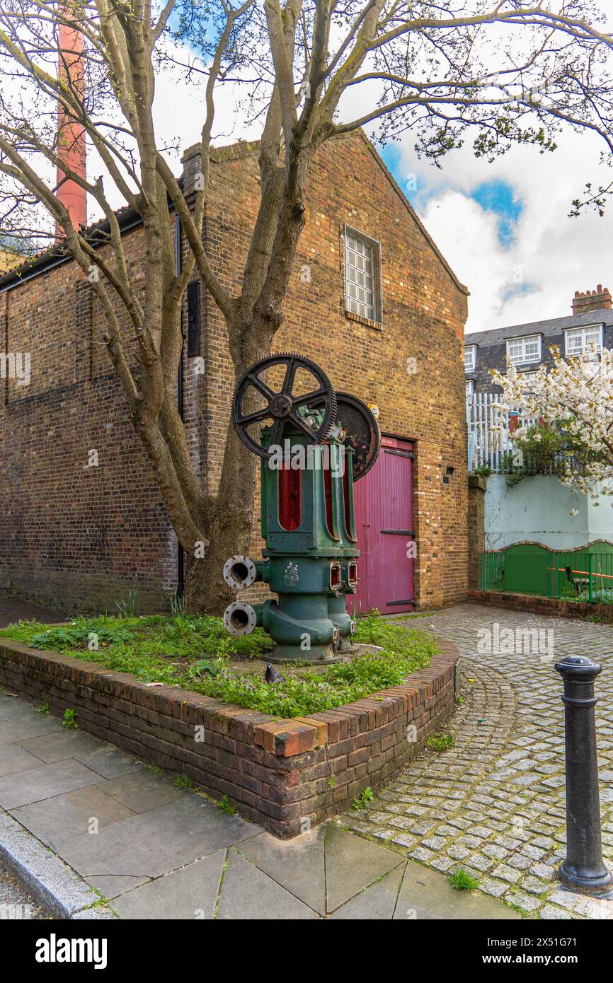 Pompa di adescamento Surrey Docks all'esterno della facciata in mattoni esposti del Brunel Museum, Boiler House, Rotherhithe, Londra, Regno Unito. Foto Stock