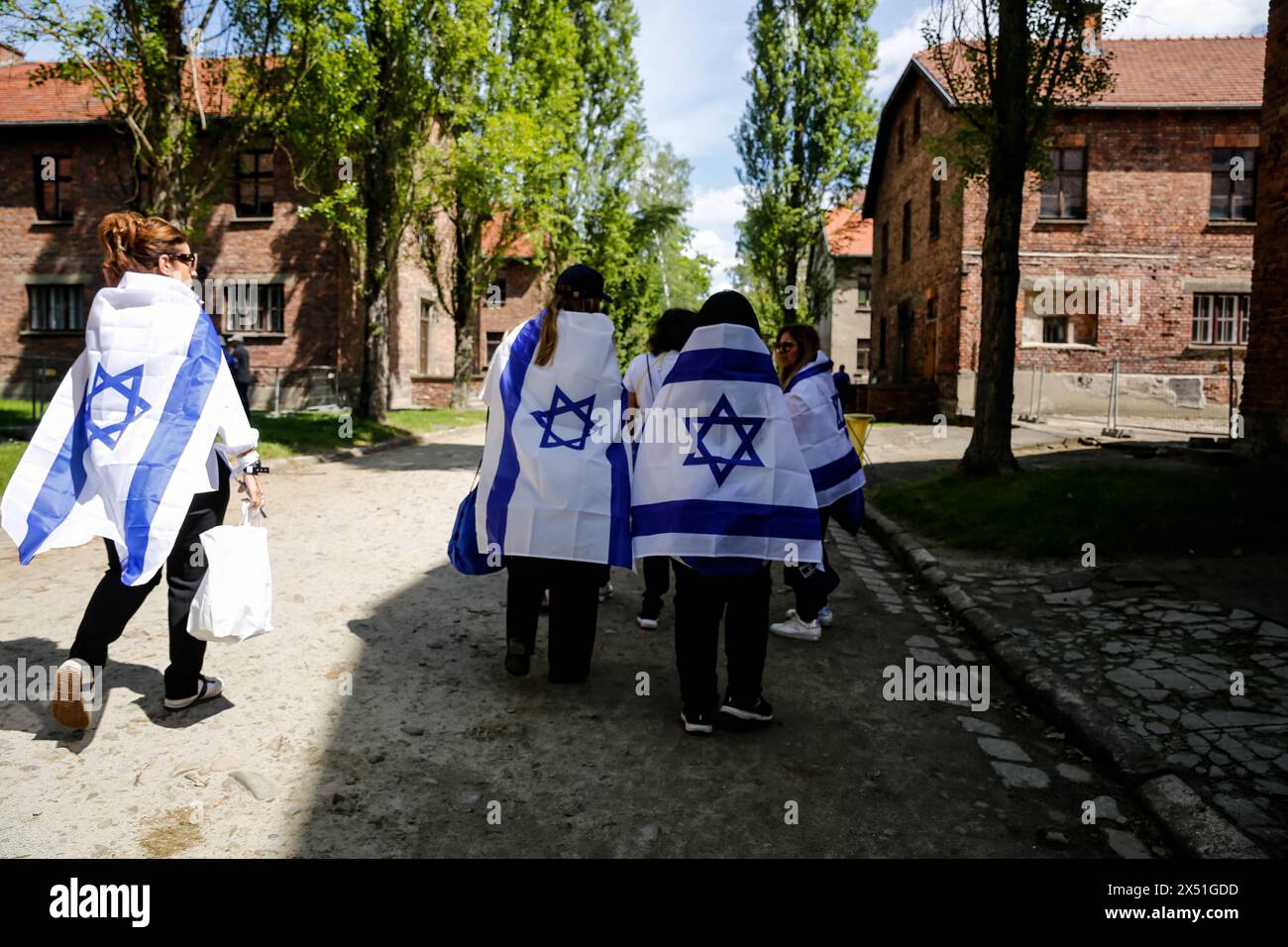 I visitatori coperti da bandiere israeliane visitano le mostre mentre arrivano per la marcia dei vivi al campo di Auschwitz, con 55 sopravvissuti all'Olocausto che partecipano il 6 maggio 2024 a o'wi?cim, Polonia. I sopravvissuti all'Olocausto e i sopravvissuti del 7 ottobre partecipano alla marcia dei vivi insieme ad una delegazione di Stati Uniti, Canada, Italia, Regno Unito. Durante il Memorial Day dell'Olocausto osservato nel calendario ebraico (Yom HaShoah), migliaia di partecipanti marciano silenziosamente da Auschwitz a Birkenau. La marcia ha uno scopo educativo e commemorativo. Quest'anno marzo è stato molto politico Foto Stock