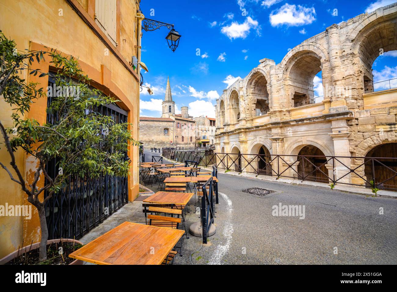 L'anfiteatro di Arles e la vista sulla colorata architettura di strada, nel sud della Francia Foto Stock