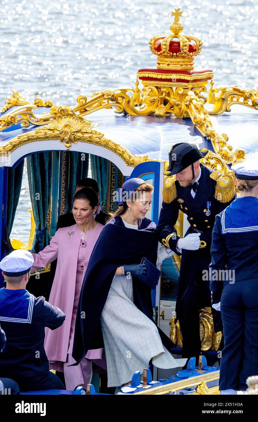 Stoccolma, Schweden. 6 maggio 2024. Re Frederik X e la regina Maria di Danimarca arrivano con la Royal Barge Vasaorden a Skeppsbron a Stoccolma, il 6 maggio 2024, il 1° di una visita di Stato di 2 giorni dalla Danimarca alla Svezia credito: Albert Nieboer/Netherlands OUT/Point de Vue OUT/dpa/Alamy Live News Foto Stock