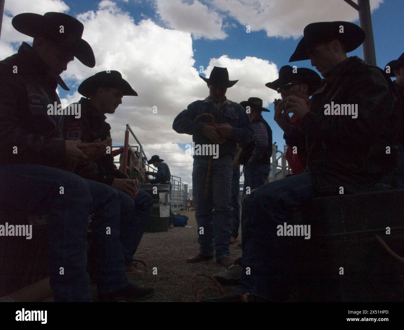 I piloti si preparano alla gara di Bull riding Foto Stock