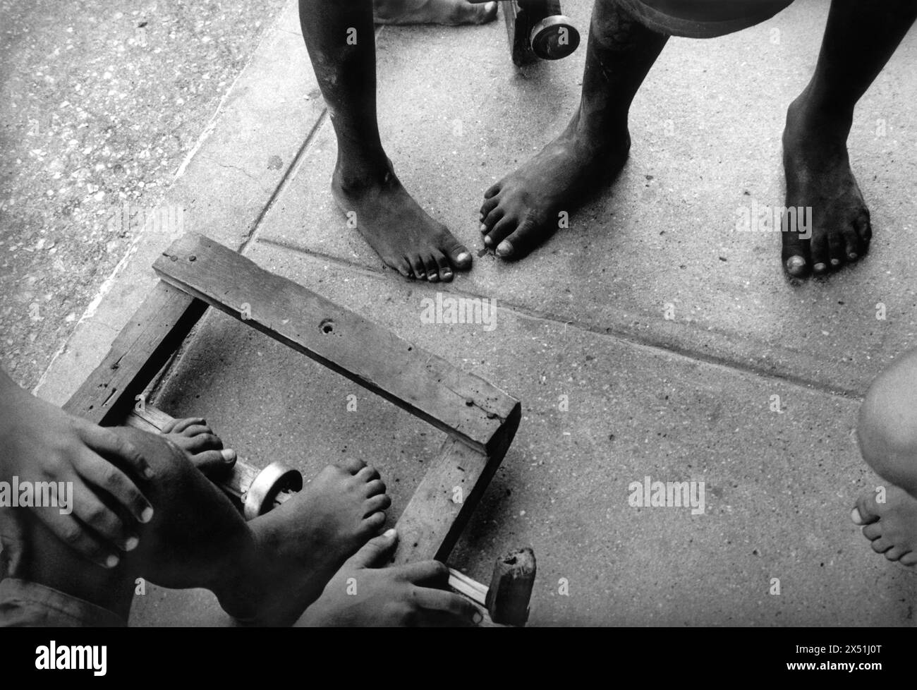 Ragazzi cubani che giocano su skateboard improvvisati, Trinidad Foto Stock