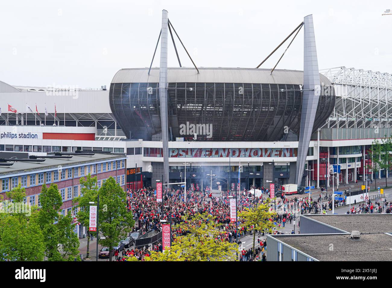 Eindhoven, Paesi Bassi. 6 maggio 2024. EINDHOVEN, PAESI BASSI - 6 MAGGIO: I tifosi del PSV lasciano lo stadio per andare a festeggiare durante le celebrazioni del titolo PSV Eindhoven al Philips Stadion il 6 maggio 2024 a Eindhoven, Paesi Bassi. (Foto di Joris Verwijst/Orange Pictures) credito: Orange Pics BV/Alamy Live News Foto Stock