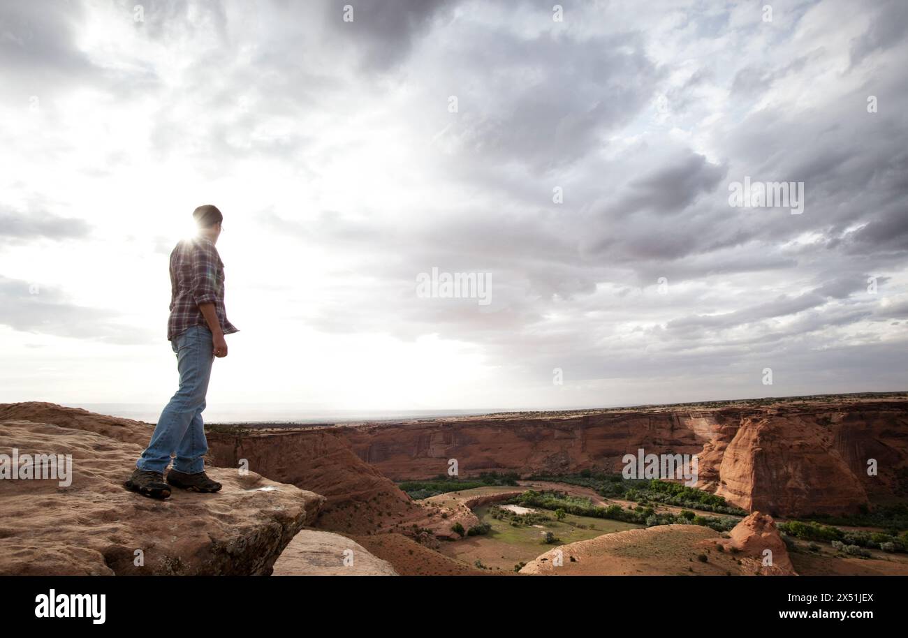 Un uomo si trova ai margini del Canyon de Chelly Foto Stock