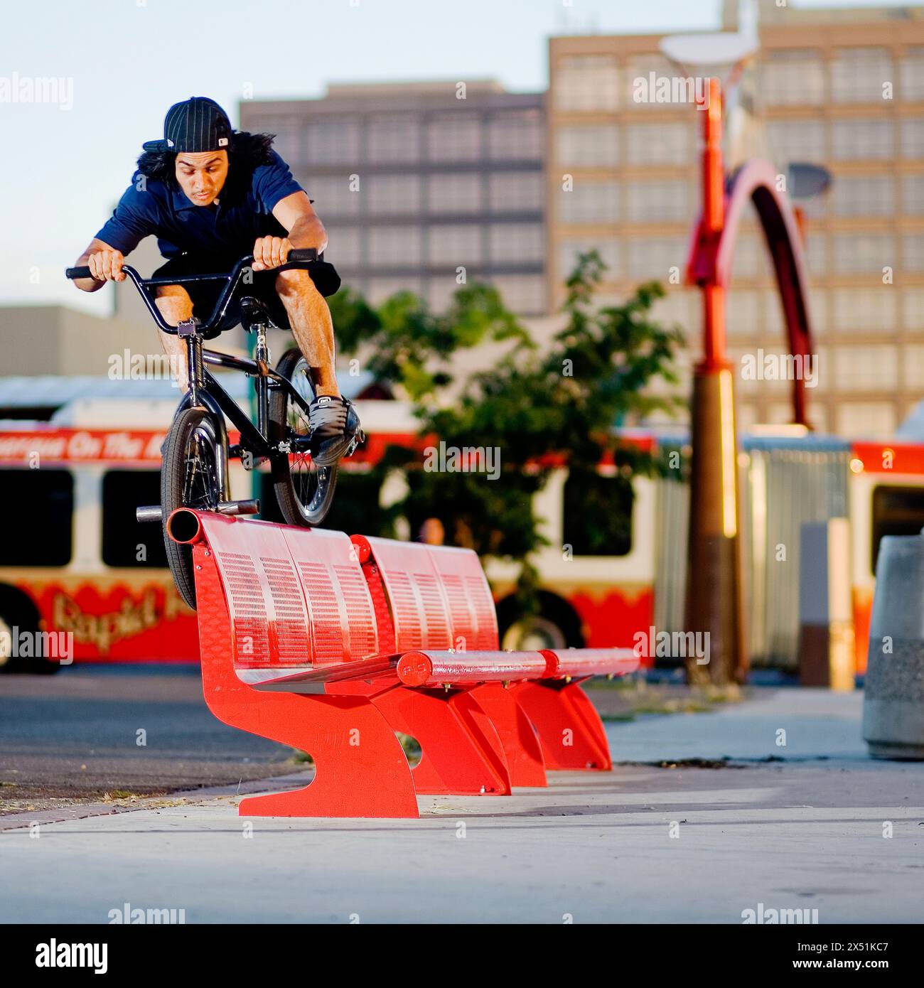 BMX rider smeriglia un banco ad Albuquerque, NEW MEXICO. Foto Stock