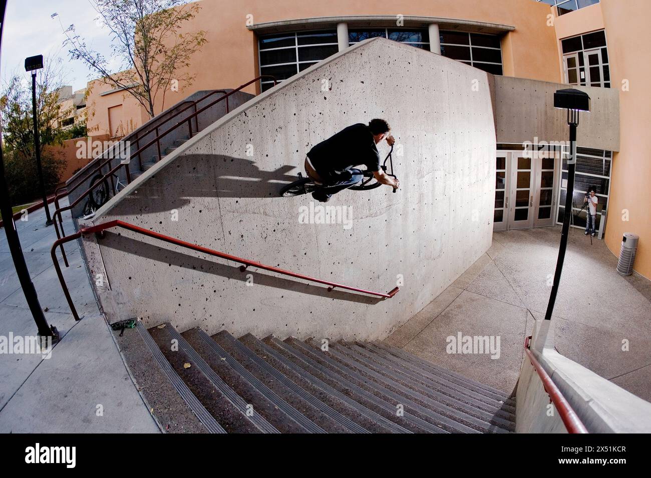Il pilota BMX Dorian Blanco scende in parata su un set di scale. Foto Stock