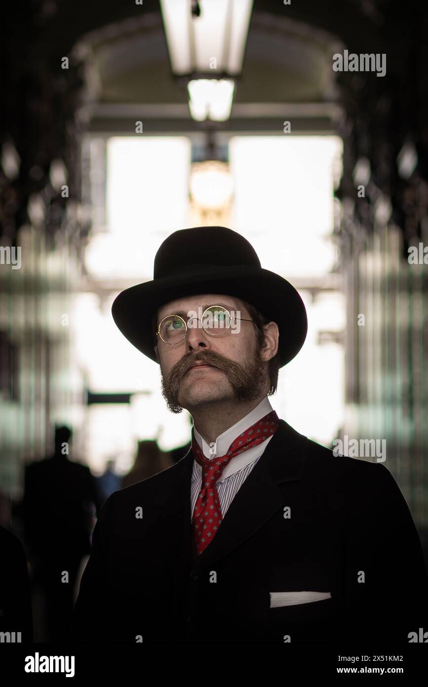 Londra, Regno Unito. 5 maggio 2024. Il Grand Flaneur Walk. Gruppi impeccabilmente vestiti di dandies, flaneurs, boulevardiers e quaintrelles si riuniscono vicino alla statua di Beau Brummell prima di fare una piacevole passeggiata attraverso le strade della città ovest con i migliori abiti d'epoca in mostra al pubblico e nessuna destinazione fissa. La parola «flaneur» deriva dal termine del XVII secolo flânerie- per passeggiare o oziare senza scopo. Crediti: Guy Corbishley/Alamy Live News Foto Stock