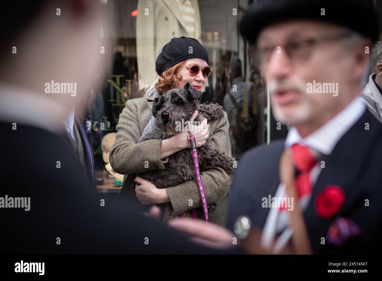 Londra, Regno Unito. 5 maggio 2024. Il Grand Flaneur Walk. Gruppi impeccabilmente vestiti di dandies, flaneurs, boulevardiers e quaintrelles si riuniscono vicino alla statua di Beau Brummell prima di fare una piacevole passeggiata attraverso le strade della città ovest con i migliori abiti d'epoca in mostra al pubblico e nessuna destinazione fissa. La parola «flaneur» deriva dal termine del XVII secolo flânerie- per passeggiare o oziare senza scopo. Crediti: Guy Corbishley/Alamy Live News Foto Stock