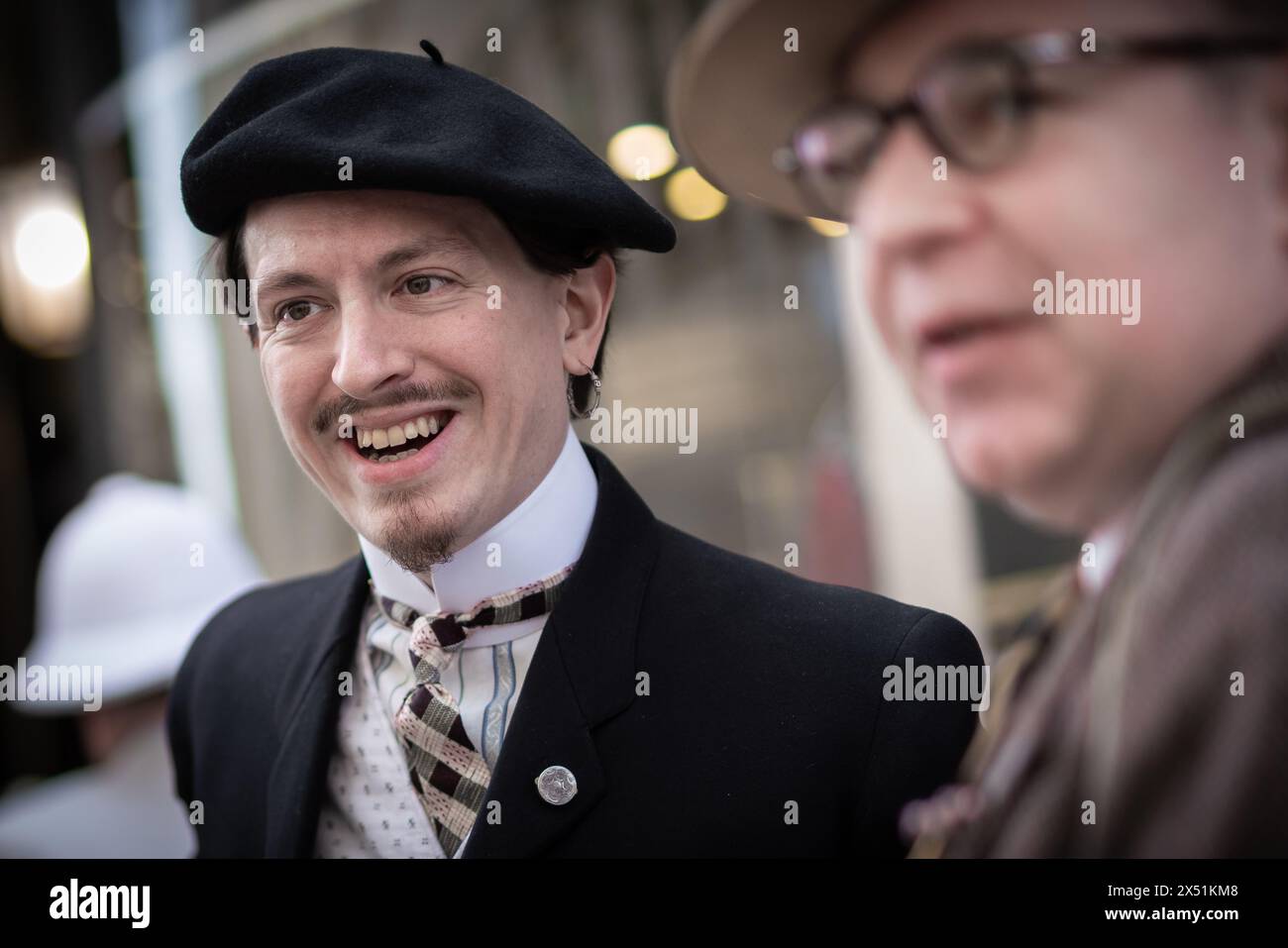 Londra, Regno Unito. 5 maggio 2024. Il Grand Flaneur Walk. Gruppi impeccabilmente vestiti di dandies, flaneurs, boulevardiers e quaintrelles si riuniscono vicino alla statua di Beau Brummell prima di fare una piacevole passeggiata attraverso le strade della città ovest con i migliori abiti d'epoca in mostra al pubblico e nessuna destinazione fissa. La parola «flaneur» deriva dal termine del XVII secolo flânerie- per passeggiare o oziare senza scopo. Crediti: Guy Corbishley/Alamy Live News Foto Stock