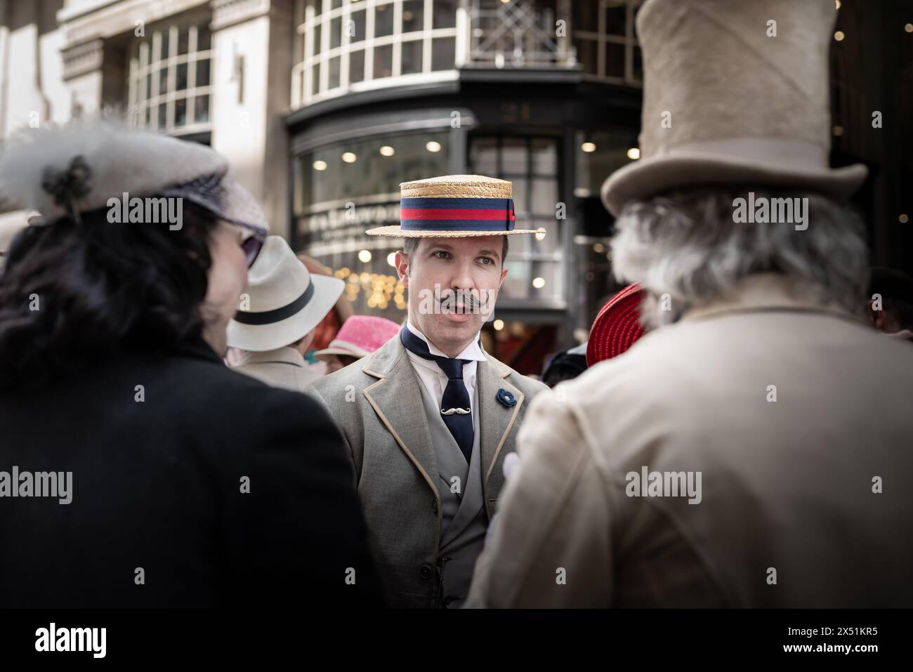 Londra, Regno Unito. 5 maggio 2024. Il Grand Flaneur Walk. Gruppi impeccabilmente vestiti di dandies, flaneurs, boulevardiers e quaintrelles si riuniscono vicino alla statua di Beau Brummell prima di fare una piacevole passeggiata attraverso le strade della città ovest con i migliori abiti d'epoca in mostra al pubblico e nessuna destinazione fissa. La parola «flaneur» deriva dal termine del XVII secolo flânerie- per passeggiare o oziare senza scopo. Crediti: Guy Corbishley/Alamy Live News Foto Stock