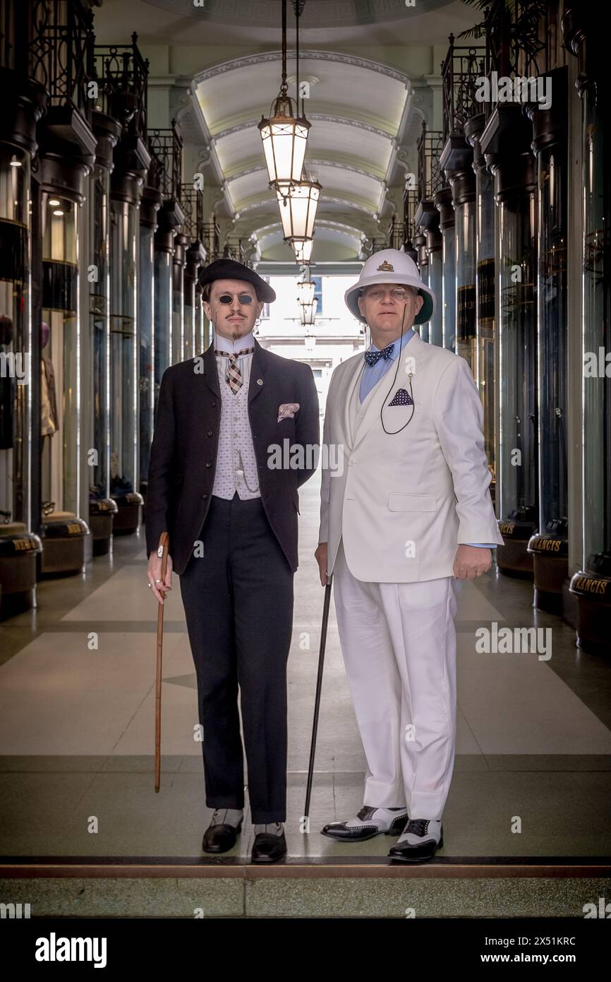 Londra, Regno Unito. 5 maggio 2024. Il Grand Flaneur Walk. Gruppi impeccabilmente vestiti di dandies, flaneurs, boulevardiers e quaintrelles si riuniscono vicino alla statua di Beau Brummell prima di fare una piacevole passeggiata attraverso le strade della città ovest con i migliori abiti d'epoca in mostra al pubblico e nessuna destinazione fissa. La parola «flaneur» deriva dal termine del XVII secolo flânerie- per passeggiare o oziare senza scopo. Crediti: Guy Corbishley/Alamy Live News Foto Stock
