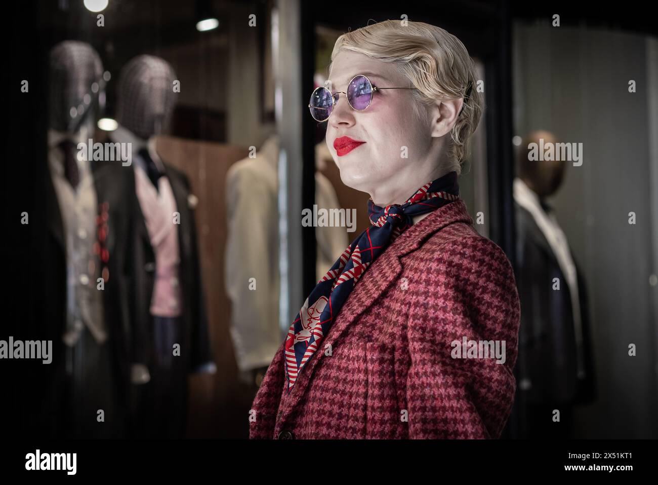 Londra, Regno Unito. 5 maggio 2024. Il Grand Flaneur Walk. Gruppi impeccabilmente vestiti di dandies, flaneurs, boulevardiers e quaintrelles si riuniscono vicino alla statua di Beau Brummell prima di fare una piacevole passeggiata attraverso le strade della città ovest con i migliori abiti d'epoca in mostra al pubblico e nessuna destinazione fissa. La parola «flaneur» deriva dal termine del XVII secolo flânerie- per passeggiare o oziare senza scopo. Crediti: Guy Corbishley/Alamy Live News Foto Stock