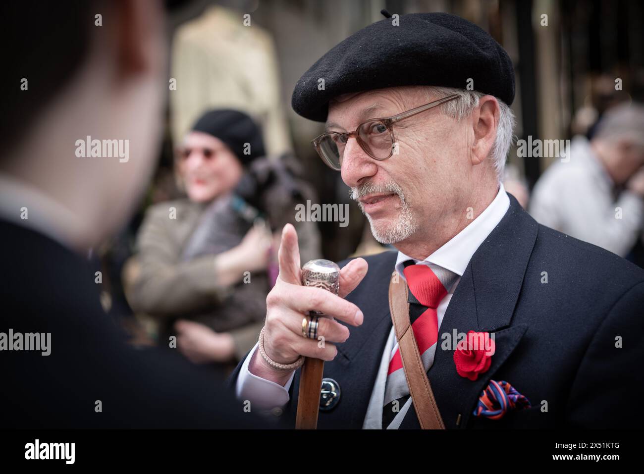 Londra, Regno Unito. 5 maggio 2024. Il Grand Flaneur Walk. Gruppi impeccabilmente vestiti di dandies, flaneurs, boulevardiers e quaintrelles si riuniscono vicino alla statua di Beau Brummell prima di fare una piacevole passeggiata attraverso le strade della città ovest con i migliori abiti d'epoca in mostra al pubblico e nessuna destinazione fissa. La parola «flaneur» deriva dal termine del XVII secolo flânerie- per passeggiare o oziare senza scopo. Crediti: Guy Corbishley/Alamy Live News Foto Stock