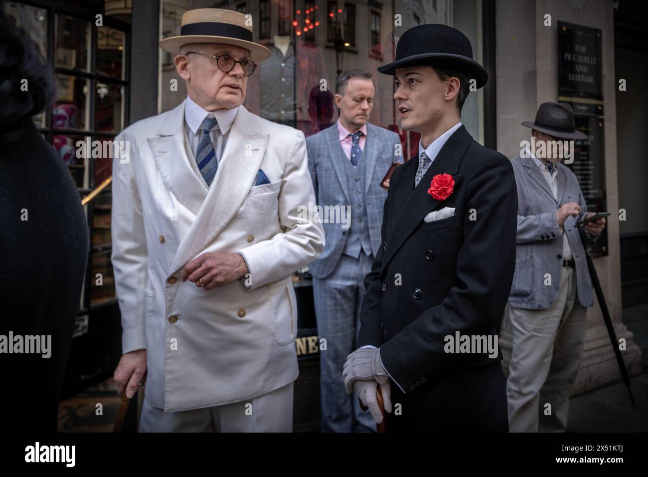 Londra, Regno Unito. 5 maggio 2024. Il Grand Flaneur Walk. Gruppi impeccabilmente vestiti di dandies, flaneurs, boulevardiers e quaintrelles si riuniscono vicino alla statua di Beau Brummell prima di fare una piacevole passeggiata attraverso le strade della città ovest con i migliori abiti d'epoca in mostra al pubblico e nessuna destinazione fissa. La parola «flaneur» deriva dal termine del XVII secolo flânerie- per passeggiare o oziare senza scopo. Crediti: Guy Corbishley/Alamy Live News Foto Stock