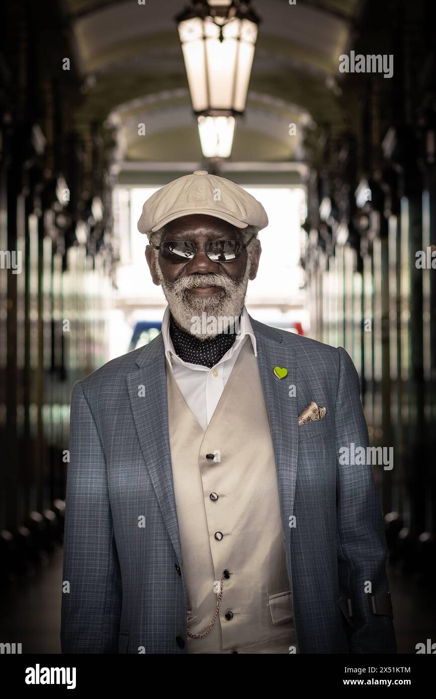 Londra, Regno Unito. 5 maggio 2024. Il Grand Flaneur Walk. Gruppi impeccabilmente vestiti di dandies, flaneurs, boulevardiers e quaintrelles si riuniscono vicino alla statua di Beau Brummell prima di fare una piacevole passeggiata attraverso le strade della città ovest con i migliori abiti d'epoca in mostra al pubblico e nessuna destinazione fissa. La parola «flaneur» deriva dal termine del XVII secolo flânerie- per passeggiare o oziare senza scopo. Crediti: Guy Corbishley/Alamy Live News Foto Stock