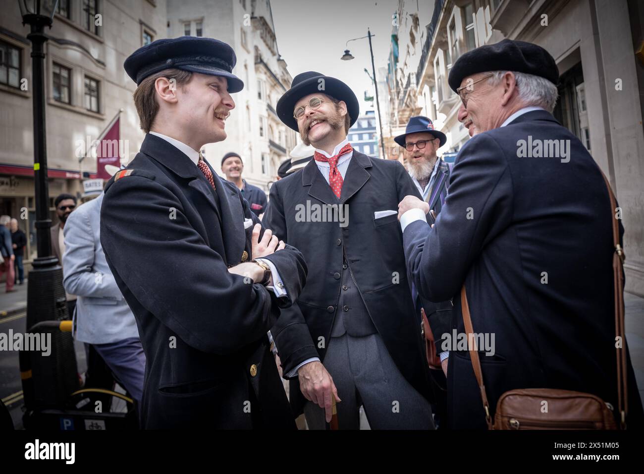 Londra, Regno Unito. 5 maggio 2024. Il Grand Flaneur Walk. Gruppi impeccabilmente vestiti di dandies, flaneurs, boulevardiers e quaintrelles si riuniscono vicino alla statua di Beau Brummell prima di fare una piacevole passeggiata attraverso le strade della città ovest con i migliori abiti d'epoca in mostra al pubblico e nessuna destinazione fissa. La parola «flaneur» deriva dal termine del XVII secolo flânerie- per passeggiare o oziare senza scopo. Crediti: Guy Corbishley/Alamy Live News Foto Stock