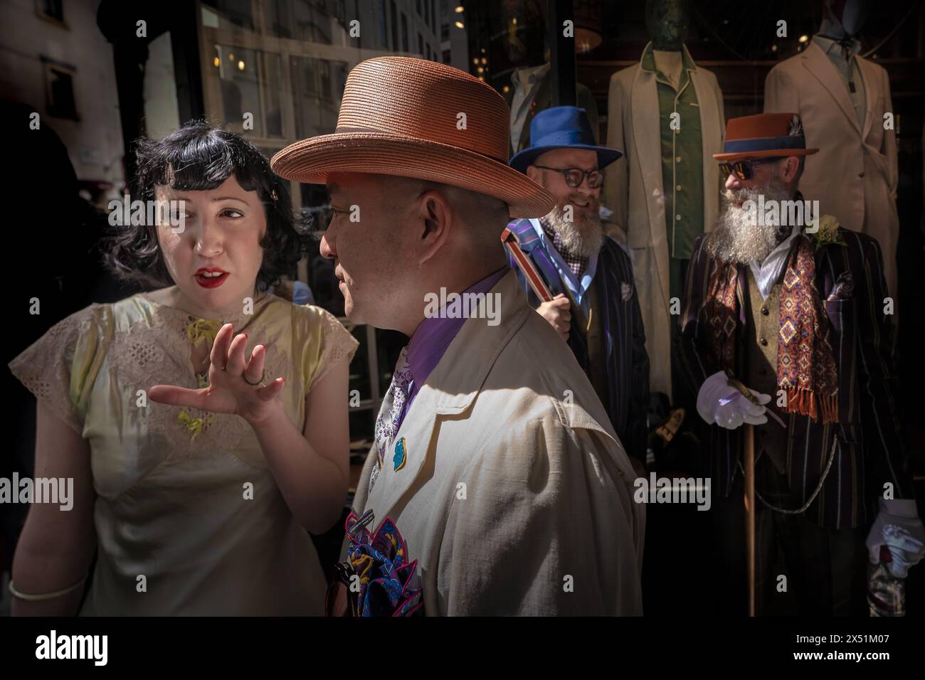 Londra, Regno Unito. 5 maggio 2024. Il Grand Flaneur Walk. Gruppi impeccabilmente vestiti di dandies, flaneurs, boulevardiers e quaintrelles si riuniscono vicino alla statua di Beau Brummell prima di fare una piacevole passeggiata attraverso le strade della città ovest con i migliori abiti d'epoca in mostra al pubblico e nessuna destinazione fissa. La parola «flaneur» deriva dal termine del XVII secolo flânerie- per passeggiare o oziare senza scopo. Crediti: Guy Corbishley/Alamy Live News Foto Stock