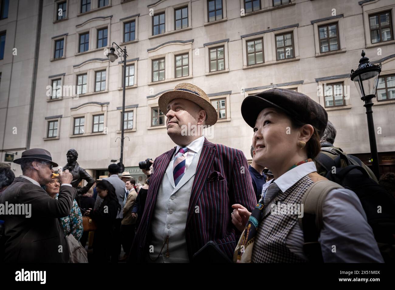 Londra, Regno Unito. 5 maggio 2024. Il Grand Flaneur Walk. Gruppi impeccabilmente vestiti di dandies, flaneurs, boulevardiers e quaintrelles si riuniscono vicino alla statua di Beau Brummell prima di fare una piacevole passeggiata attraverso le strade della città ovest con i migliori abiti d'epoca in mostra al pubblico e nessuna destinazione fissa. La parola «flaneur» deriva dal termine del XVII secolo flânerie- per passeggiare o oziare senza scopo. Crediti: Guy Corbishley/Alamy Live News Foto Stock