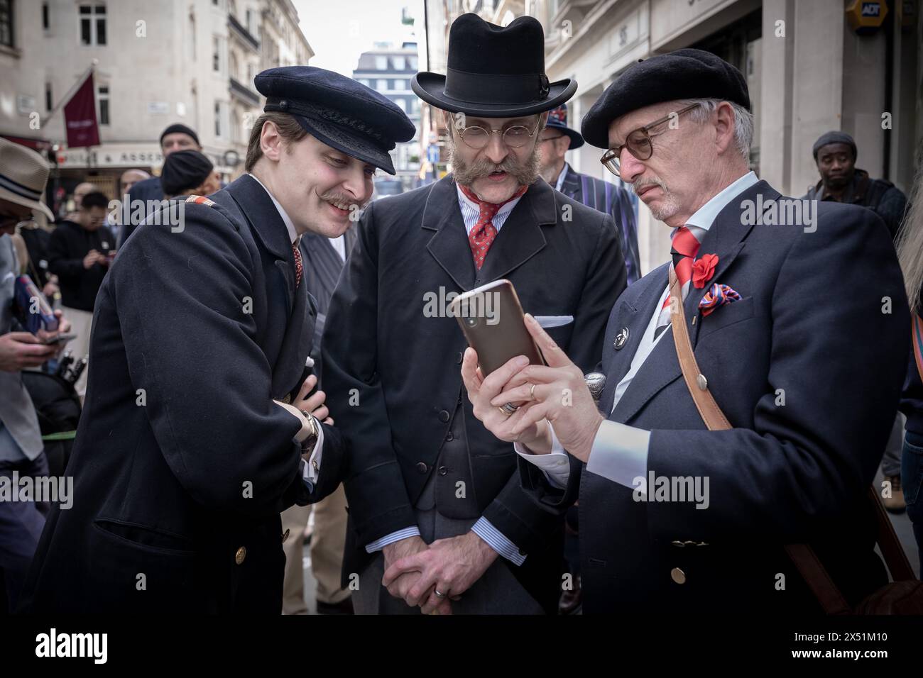 Londra, Regno Unito. 5 maggio 2024. Il Grand Flaneur Walk. Gruppi impeccabilmente vestiti di dandies, flaneurs, boulevardiers e quaintrelles si riuniscono vicino alla statua di Beau Brummell prima di fare una piacevole passeggiata attraverso le strade della città ovest con i migliori abiti d'epoca in mostra al pubblico e nessuna destinazione fissa. La parola «flaneur» deriva dal termine del XVII secolo flânerie- per passeggiare o oziare senza scopo. Crediti: Guy Corbishley/Alamy Live News Foto Stock