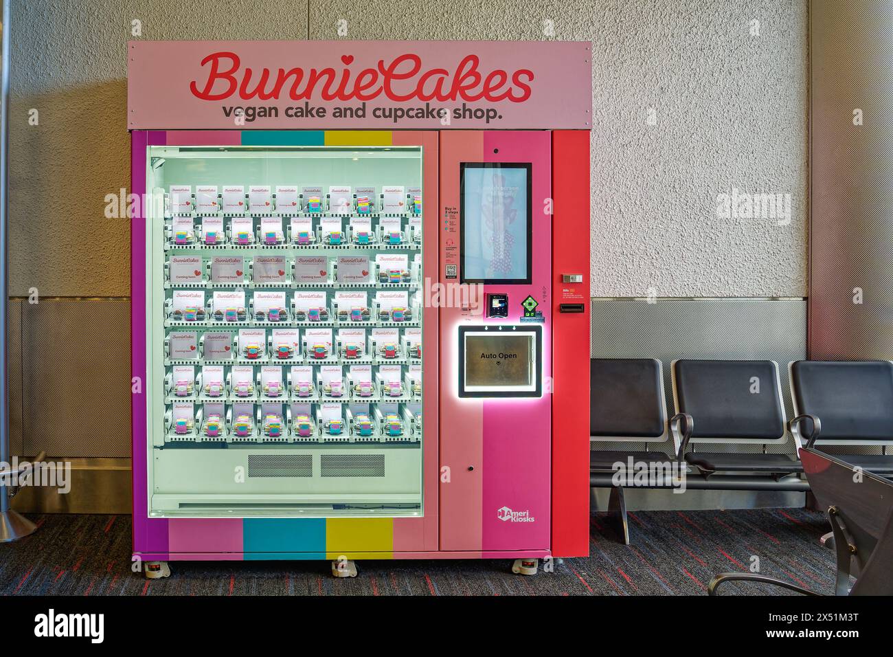 Miami, FL - 2 aprile 2024: Distributori automatici di torte Bunnie Cakes, pasticceria vegana e cupcake nell'aeroporto internazionale di Miami. Foto Stock