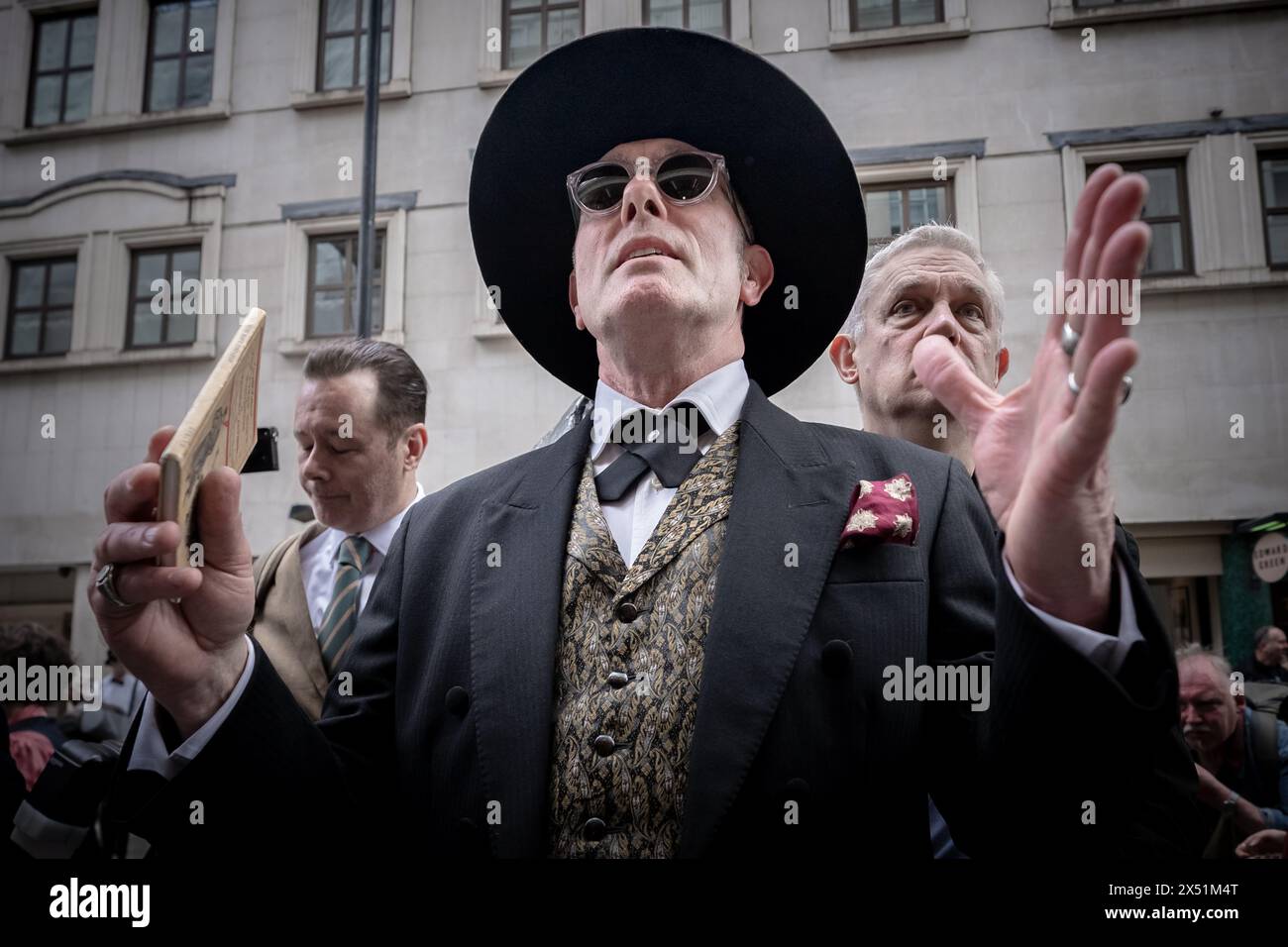 Londra, Regno Unito. 5 maggio 2024. Il Grand Flaneur Walk. Gruppi impeccabilmente vestiti di dandies, flaneurs, boulevardiers e quaintrelles si riuniscono vicino alla statua di Beau Brummell prima di fare una piacevole passeggiata attraverso le strade della città ovest con i migliori abiti d'epoca in mostra al pubblico e nessuna destinazione fissa. La parola «flaneur» deriva dal termine del XVII secolo flânerie- per passeggiare o oziare senza scopo. Crediti: Guy Corbishley/Alamy Live News Foto Stock