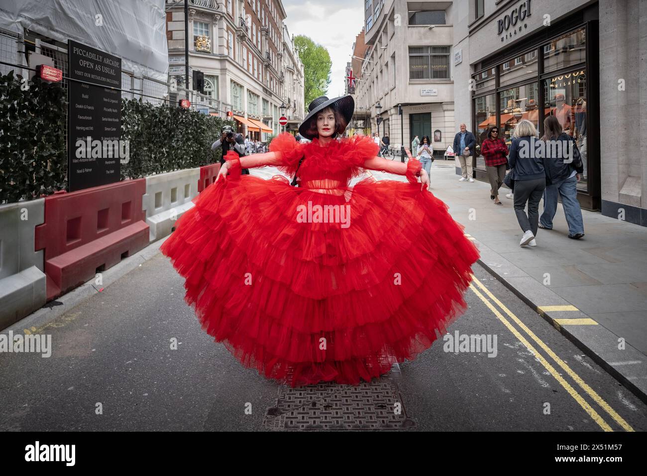 Londra, Regno Unito. 5 maggio 2024. Il Grand Flaneur Walk. Gruppi impeccabilmente vestiti di dandies, flaneurs, boulevardiers e quaintrelles si riuniscono vicino alla statua di Beau Brummell prima di fare una piacevole passeggiata attraverso le strade della città ovest con i migliori abiti d'epoca in mostra al pubblico e nessuna destinazione fissa. La parola «flaneur» deriva dal termine del XVII secolo flânerie- per passeggiare o oziare senza scopo. Crediti: Guy Corbishley/Alamy Live News Foto Stock