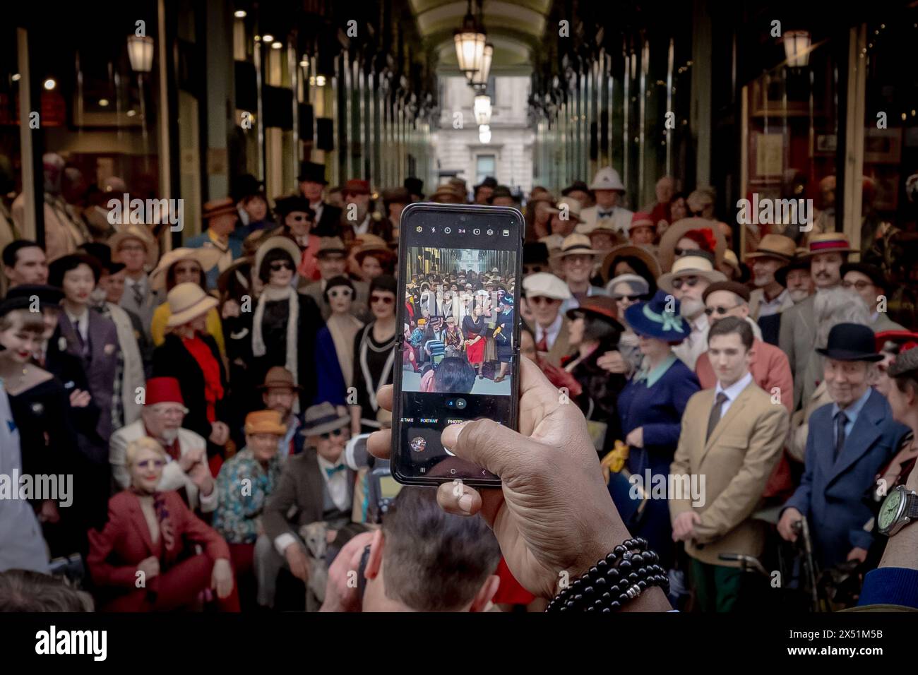 Londra, Regno Unito. 5 maggio 2024. Il Grand Flaneur Walk. Gruppi impeccabilmente vestiti di dandies, flaneurs, boulevardiers e quaintrelles si riuniscono vicino alla statua di Beau Brummell prima di fare una piacevole passeggiata attraverso le strade della città ovest con i migliori abiti d'epoca in mostra al pubblico e nessuna destinazione fissa. La parola «flaneur» deriva dal termine del XVII secolo flânerie- per passeggiare o oziare senza scopo. Crediti: Guy Corbishley/Alamy Live News Foto Stock