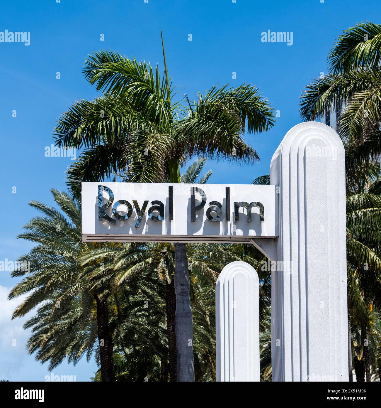 Miami, Florida - 2 aprile 2024: Il Royal Palm Hotel è stato costruito nel 1939 ed è stato progettato dall'architetto Donald G Smith al culmine della strada "Art Deco" Foto Stock