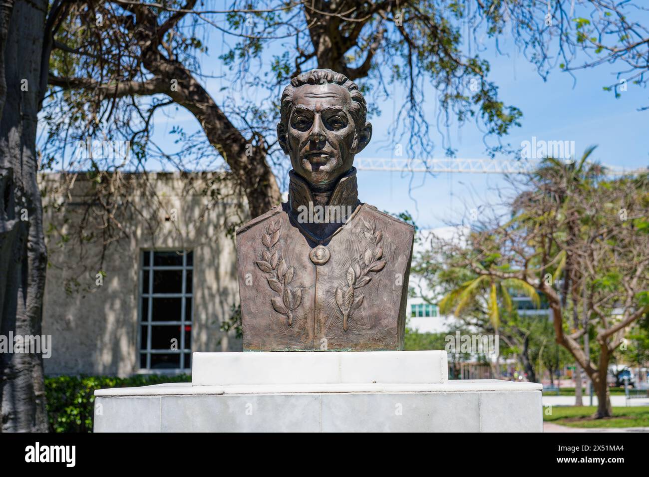 Miami, Florida - 2 aprile 2024: Busto di Simon Bolivar, il leader militare e politico venezuelano, a Collins Park presso il Bass Art Museum Foto Stock