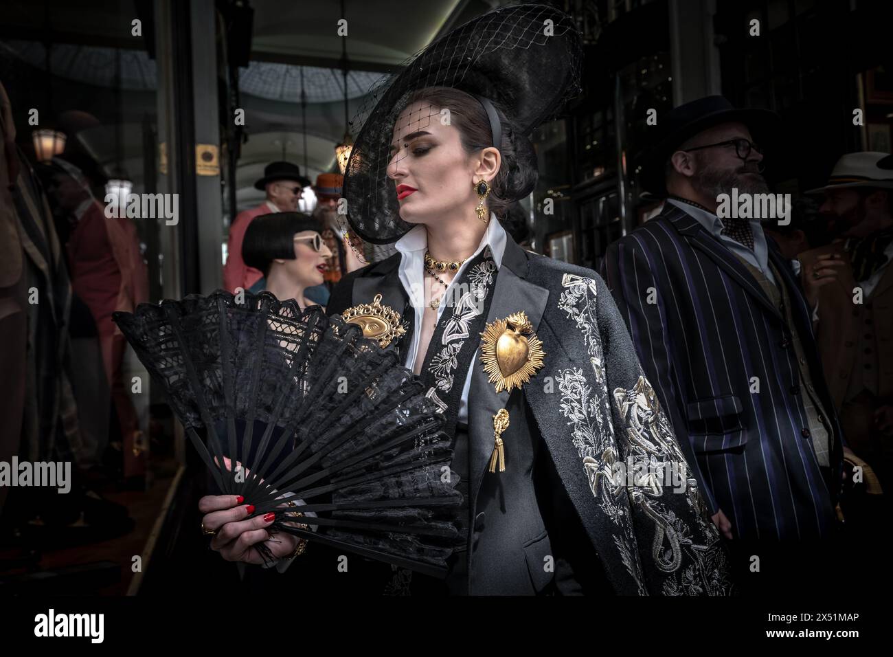 Londra, Regno Unito. 5 maggio 2024. Il Grand Flaneur Walk. Gruppi impeccabilmente vestiti di dandies, flaneurs, boulevardiers e quaintrelles si riuniscono vicino alla statua di Beau Brummell prima di fare una piacevole passeggiata attraverso le strade della città ovest con i migliori abiti d'epoca in mostra al pubblico e nessuna destinazione fissa. La parola «flaneur» deriva dal termine del XVII secolo flânerie- per passeggiare o oziare senza scopo. Crediti: Guy Corbishley/Alamy Live News Foto Stock