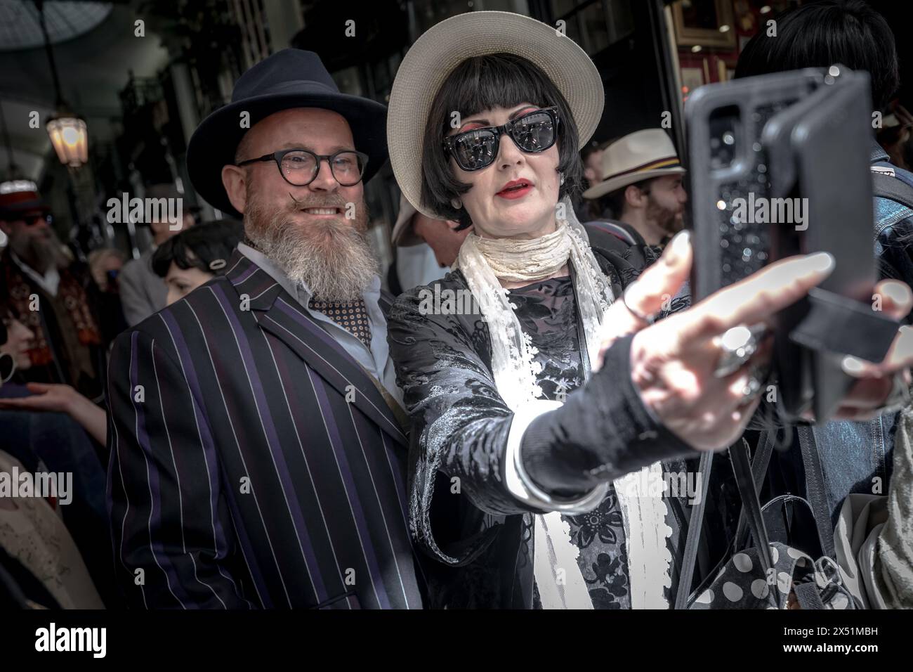 Londra, Regno Unito. 5 maggio 2024. Il Grand Flaneur Walk. Gruppi impeccabilmente vestiti di dandies, flaneurs, boulevardiers e quaintrelles si riuniscono vicino alla statua di Beau Brummell prima di fare una piacevole passeggiata attraverso le strade della città ovest con i migliori abiti d'epoca in mostra al pubblico e nessuna destinazione fissa. La parola «flaneur» deriva dal termine del XVII secolo flânerie- per passeggiare o oziare senza scopo. Crediti: Guy Corbishley/Alamy Live News Foto Stock