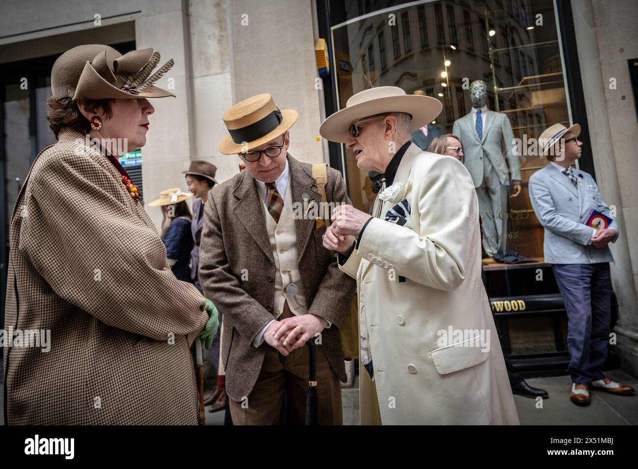 Londra, Regno Unito. 5 maggio 2024. Il Grand Flaneur Walk. Gruppi impeccabilmente vestiti di dandies, flaneurs, boulevardiers e quaintrelles si riuniscono vicino alla statua di Beau Brummell prima di fare una piacevole passeggiata attraverso le strade della città ovest con i migliori abiti d'epoca in mostra al pubblico e nessuna destinazione fissa. La parola «flaneur» deriva dal termine del XVII secolo flânerie- per passeggiare o oziare senza scopo. Crediti: Guy Corbishley/Alamy Live News Foto Stock